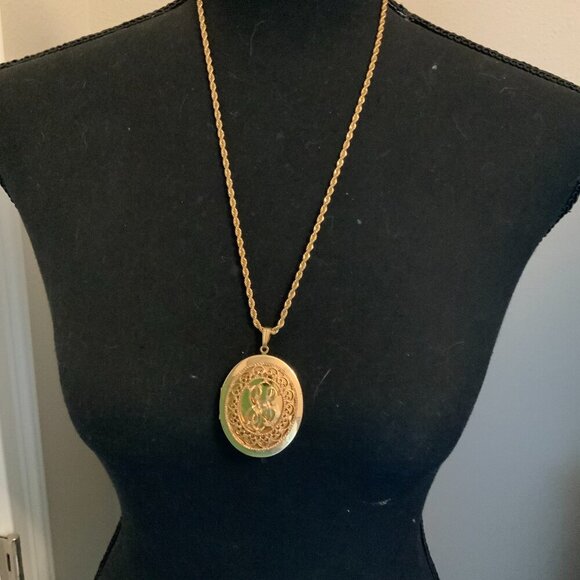 Sarah Coventry Vintage Monogram Filigree  Gold Tone Locket Chain Necklace - Picture 2 of 6